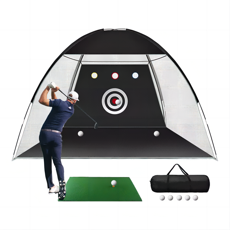 Allenamento all'aperto golf che colpisce le reti esercitati alla guida con tappetino