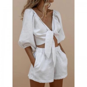 Le donne allacciano i cortometraggi in alto