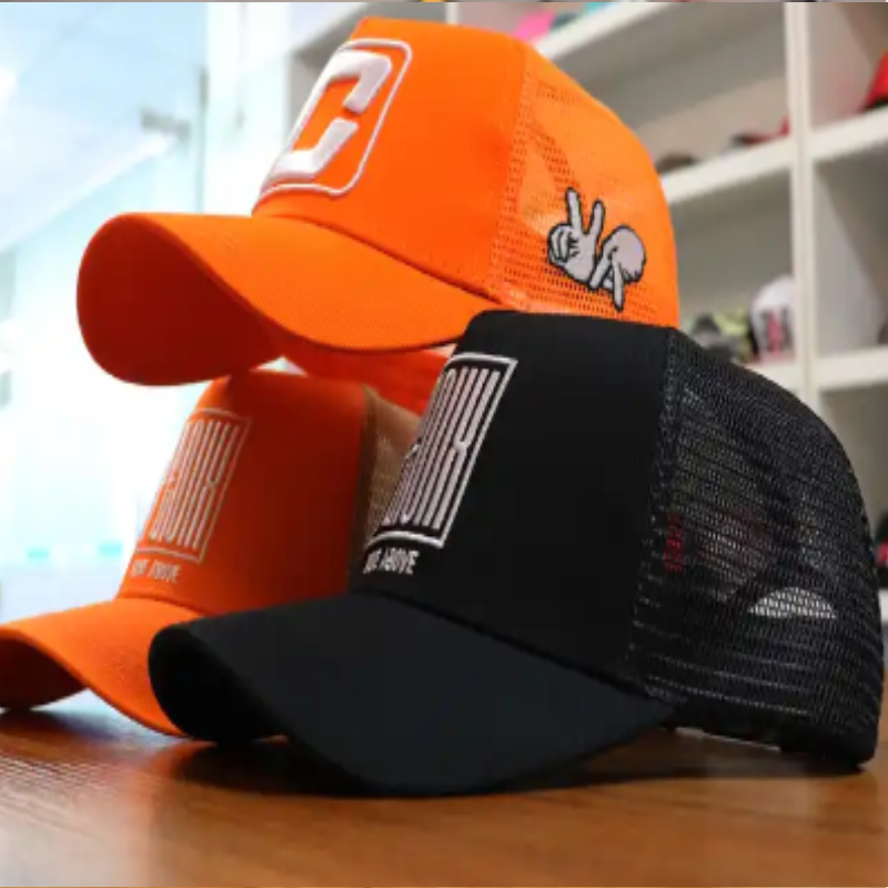 Ricamo con cappellone da baseball su misura
