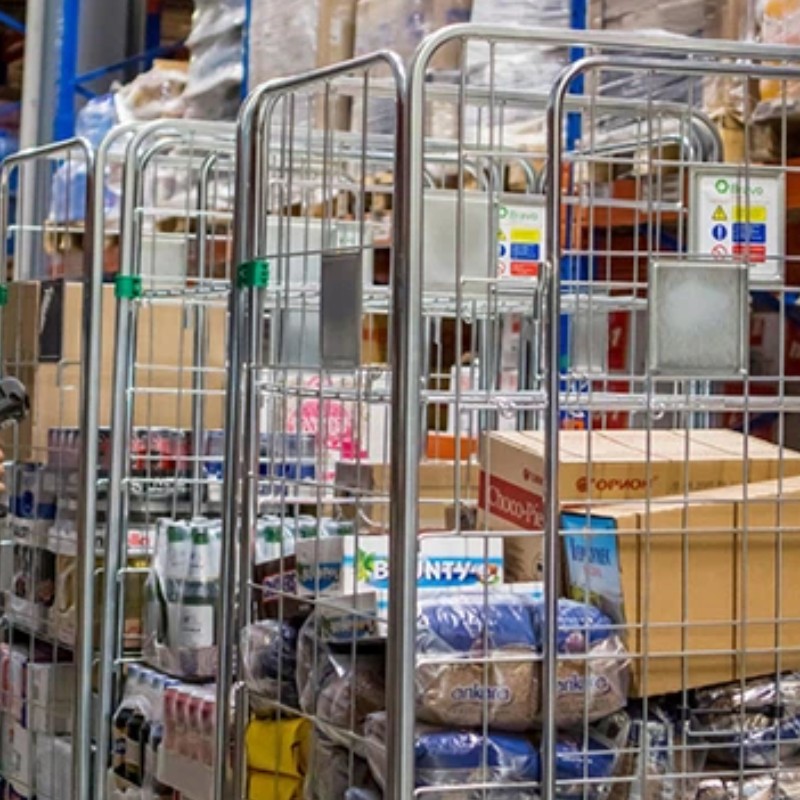 Quali benefici fannonuove attrezzature come gli scaffali del magazzino e i carrelli logistici portano ai moderni industrie di produzione