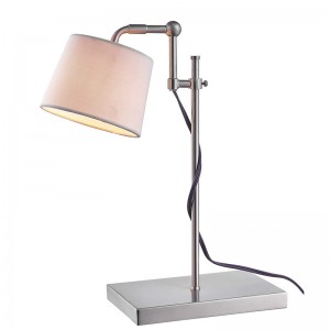 Lampada di attività regolabile alla stazione di lavoronelle camere