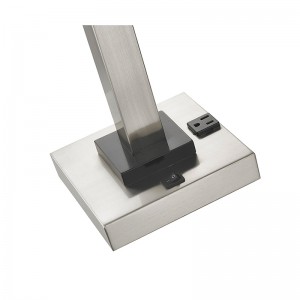 Lampada da tavolo a comodino singolo in camera