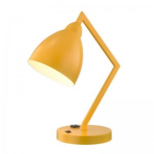 Lampada da scrivania con braccio in metallo fisso e testa con un\'uscita di alimentazione integrata e un interruttore a bilanciere/off alla base per la camera