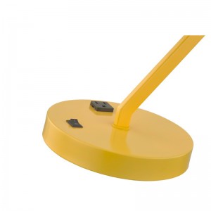 Lampada da scrivania con braccio in metallo fisso e testa con un\'uscita di alimentazione integrata e un interruttore a bilanciere/off alla base per la camera