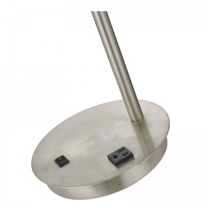 Lampada da scrivania di coregne con finituranichel spazzolata, un interruttore a bilanciere su/off e una comoda presa presso la camera