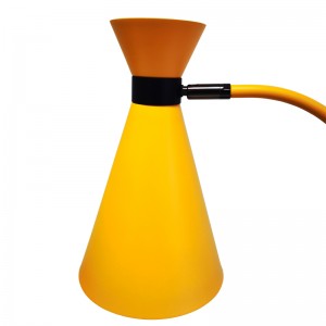 Lampada da scrivania da due toni con finitura giallanera e chiaro, un interruttore a bilanciere su/off e due comodi prese in camera