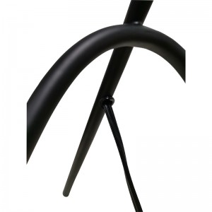 Lampada da scrivania a tre gambe con finituranera e un interruttore a rocker su/off in linea