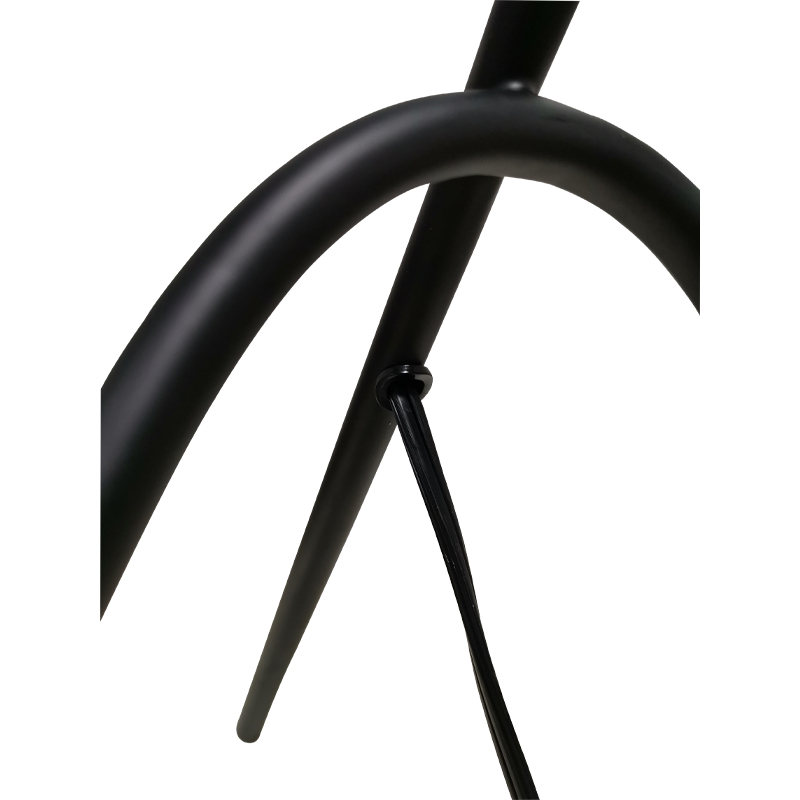 Lampada da scrivania a tre gambe con finituranera e un interruttore a rocker su/off in linea