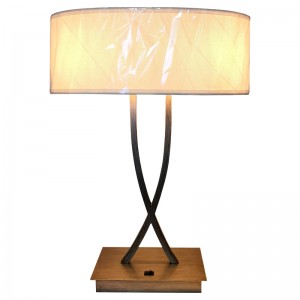 Due lampada da scrivania con finitura argento leggera con un interruttore a bilanciere su/off presso la camera