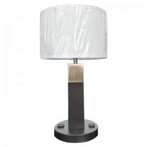 Lampada da tavolo innichelnera e spazzolata con un interruttore a bilanciere su/off e due comodi prese in camera