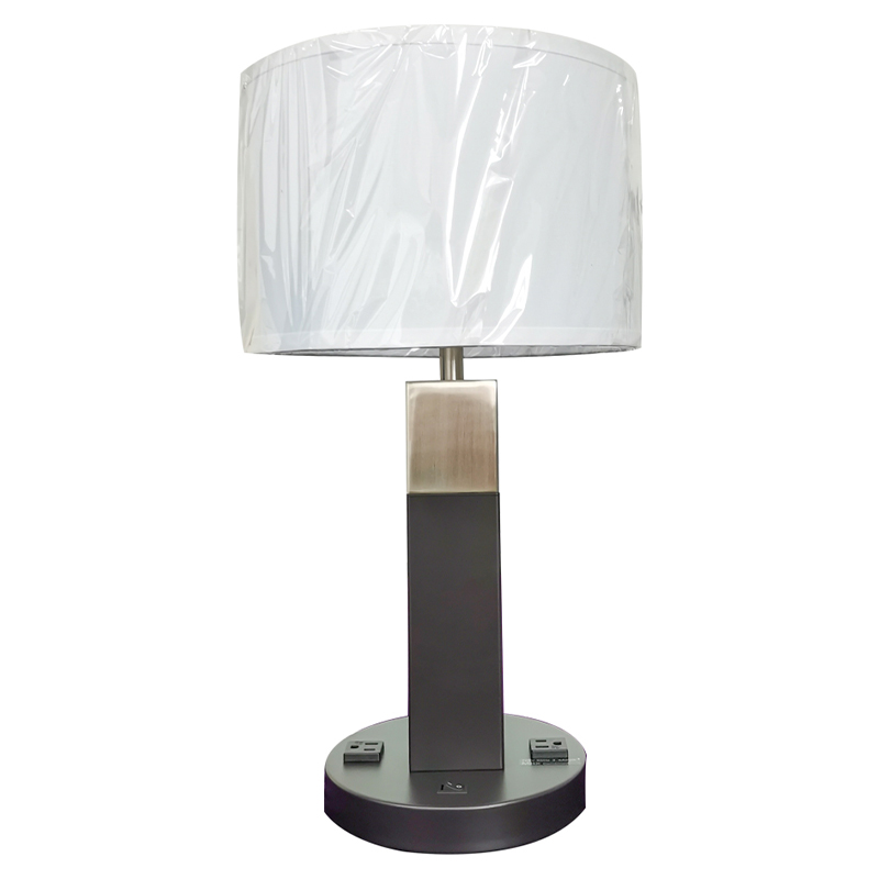 Lampada da tavolo innichelnera e spazzolata con un interruttore a bilanciere su/off e due comodi prese in camera