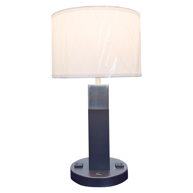 Lampada da tavolo innichelnera e spazzolata con un interruttore a bilanciere su/off e due comodi prese in camera