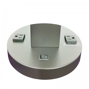 Lampada da tavolo innichelnera e spazzolata con un interruttore a bilanciere su/off e due comodi prese in camera