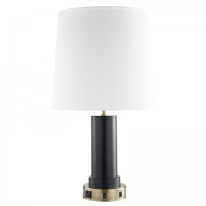 Nights e lampada personalizzate con ottone antico e finituranera, un interruttore a rocker su/off, una comoda uscita e una porta di ricarica USB presso la camera