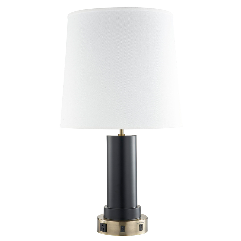 Nights e lampada personalizzate con ottone antico e finituranera, un interruttore a rocker su/off, una comoda uscita e una porta di ricarica USB presso la camera