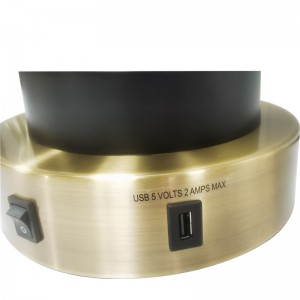 Nights e lampada personalizzate con ottone antico e finituranera, un interruttore a rocker su/off, una comoda uscita e una porta di ricarica USB presso la camera
