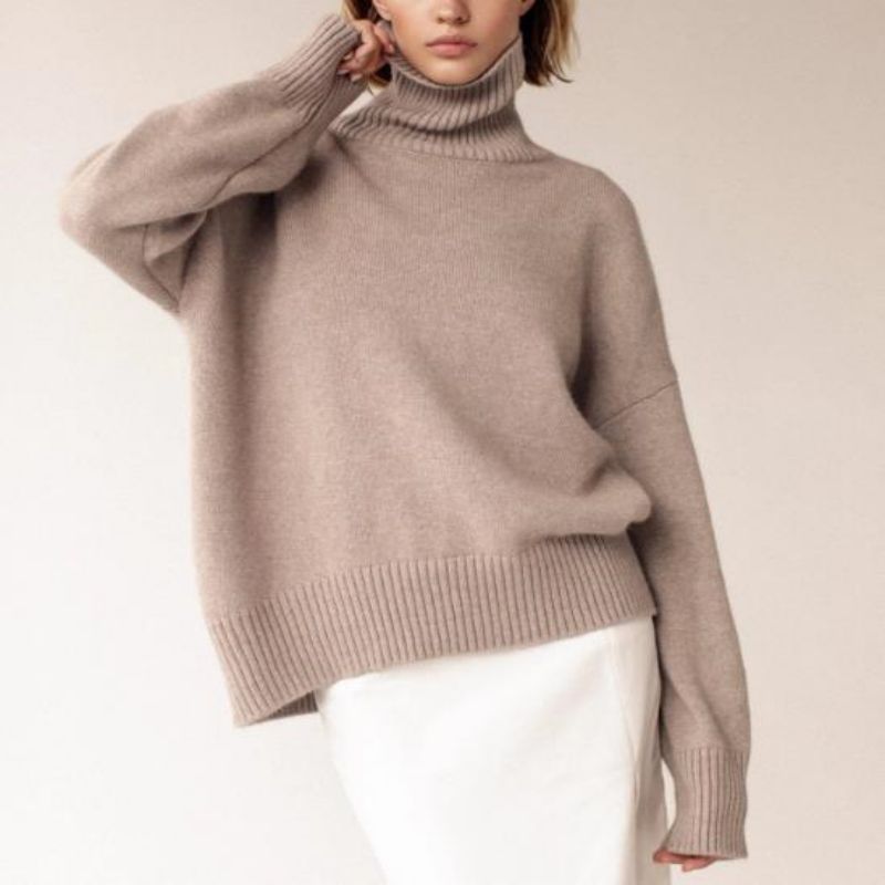 Maglione sciolto di donne a collo solido