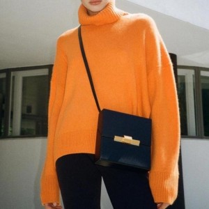 Maglione sciolto di donne a collo solido