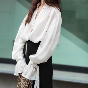 Camicia bianca francese a maniche lunghe 2023 Nuova manica svasata sottile a v-scollo a V Sense camicia legata