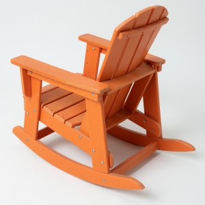 sedia all\'aperto con giallo