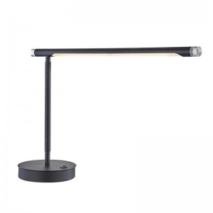 Lampada da scrivania a LED regolabile Marriott con finituranera opaca e un interruttore a bilanciere su/off presso la camera degli hotel