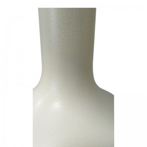 Lampada da tavolo in resina di Homewood Suites con carrozzeria in resina da crackle in avorio in camera d\'albergo