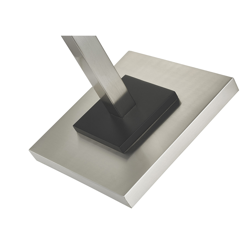 Lampada da pavimento in metallo hotel con finituranichel spazzolata e accentonero in camera