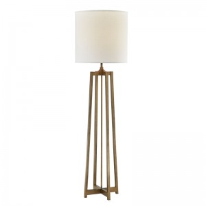 Divano Hyatt Hotel accanto alla lampada da pavimento con finitura in oro antico in camera