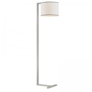 Divano Hiltom Hotel accanto alla lampada da pavimento con finitura in argento in camera