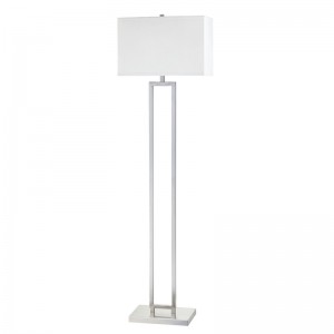 Divano Marriott Hotel accanto alla lampada da pavimento con finituranichel spazzolata in camera