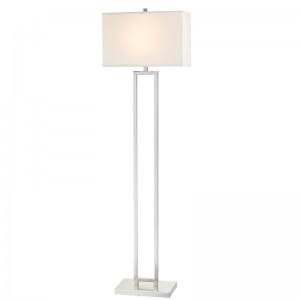 Divano Marriott Hotel accanto alla lampada da pavimento con finituranichel spazzolata in camera