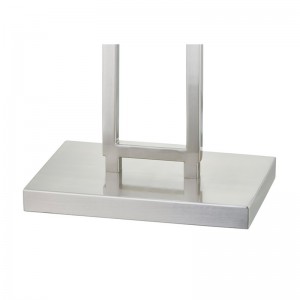 Divano Marriott Hotel accanto alla lampada da pavimento con finituranichel spazzolata in camera