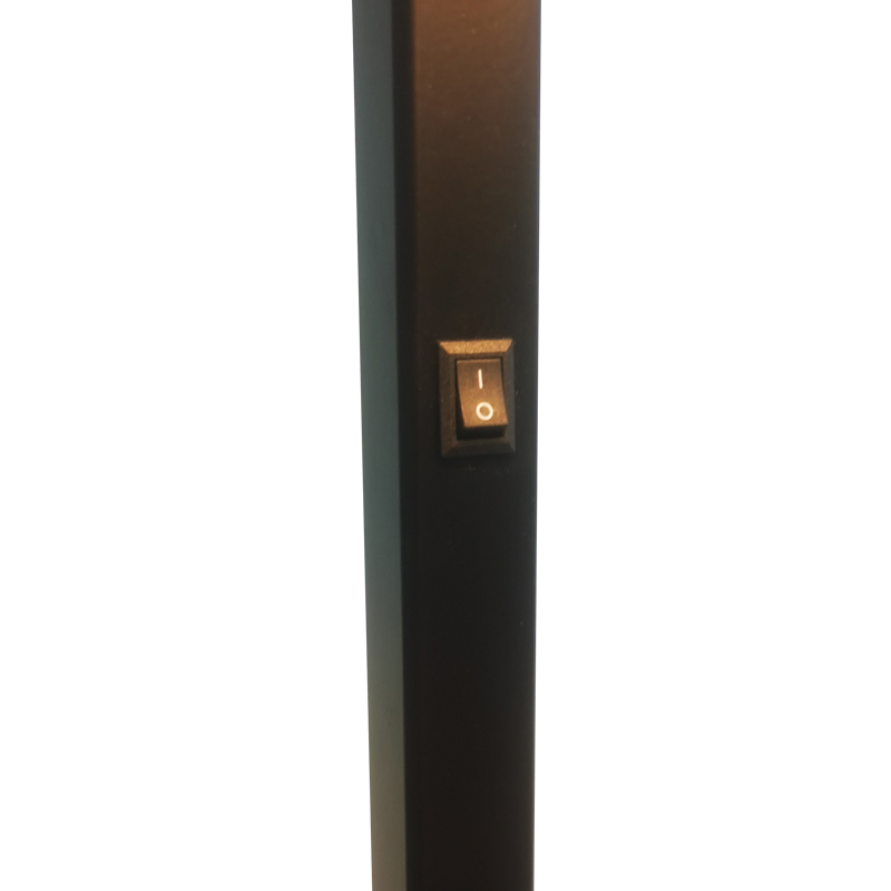 Divano hotel Waterwalk accanto alla lampada da pavimento con finituranera opaca in camera