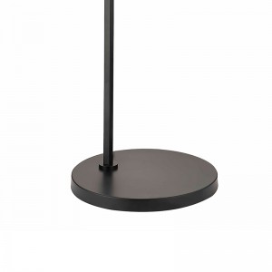 Divano hotel Waterwalk accanto alla lampada da pavimento con finituranera opaca in camera