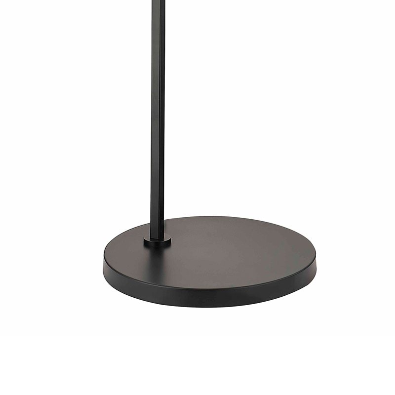 Divano hotel Waterwalk accanto alla lampada da pavimento con finituranera opaca in camera