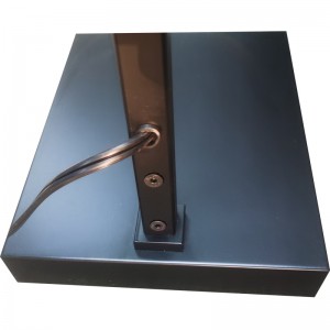 Waterwalk Hotel Floor Lamp con finituranera opaca al divano accanto alla camera