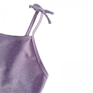 Caspetto in un monopezzo in un filo d\'argento a cavi di base viola