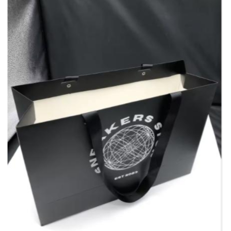 Logo personalizzato Matt black black abbigliamento confezione regalo sacchetto per la spesa sacchetti di carta di lusso con impugnatura anastro
