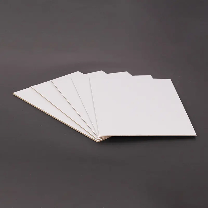 Cartone di cartone bianco