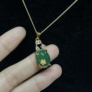 Collana a sospensione ovale in giada verde opulenta con accenti di zircone bianco, oro-Ambientazione placcata, donne eleganti\\gioielli