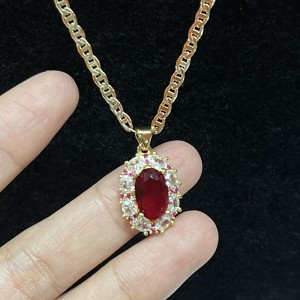 Collana di alone di Ruby Royal con diamante & Accenti di zaffiro rosa su una catena d\'oro 14k