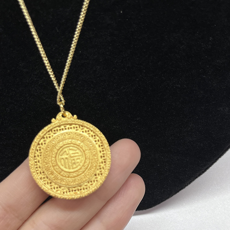 24k oro-Tre fortunate placcate-Ciondolo di ricchezza rospo a gambe con intricato filigrano e carattere Fu per la prosperità e la fortuna