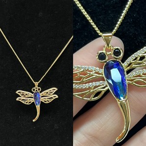 18k oro-Collana a ciondolo di libellula placcata con corpo cristallino sfaccettato blu, occhi di pietre preziosenere e dettagli ala di filigrana per lanatura elegante-Gioielli ispirati