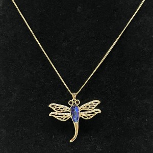 18k oro-Collana a ciondolo di libellula placcata con corpo cristallino sfaccettato blu, occhi di pietre preziosenere e dettagli ala di filigrana per lanatura elegante-Gioielli ispirati