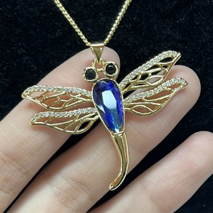 18k oro-Collana a ciondolo di libellula placcata con corpo cristallino sfaccettato blu, occhi di pietre preziosenere e dettagli ala di filigrana per lanatura elegante-Gioielli ispirati