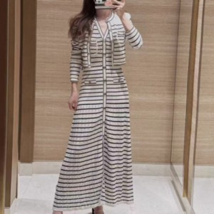 V-Set di abiti a strisce a maglia senza maniche al collo