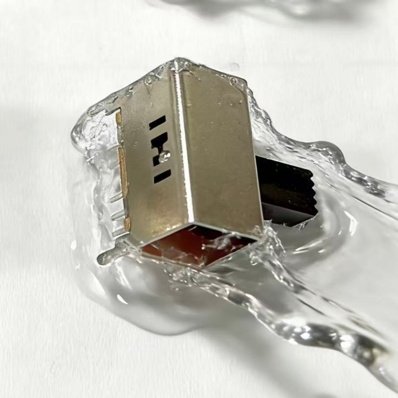 IP67 vs IP68: cosa\\Qual è la vera differenzanel grado di protezione degli interruttori impermeabili?